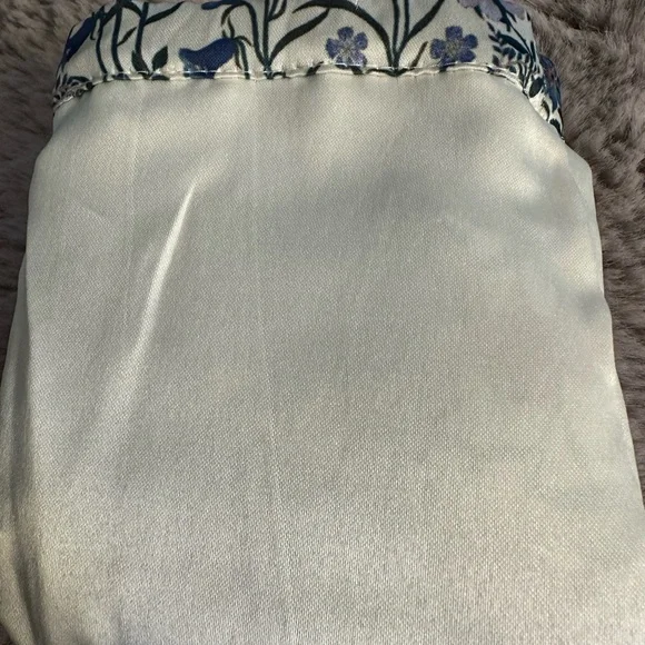 LOW START!!! Bid it up!! Gucci Floral Cosmetic Bag - Cream and Multicolor - Picture 4 of 4